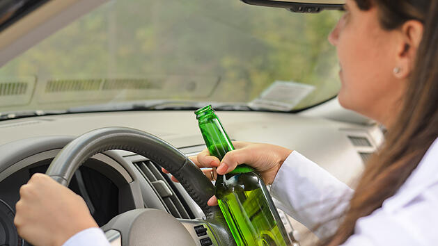 Frau unter Alkoholeinfluss am Steuer