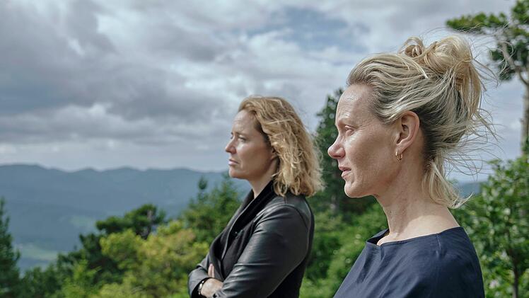 Die beiden Mütter von Teenagertöchtern, Caro Novak (Patricia Aulitzky, links) und Riccarda Hövemann (Anna Schudt), haben sich gerade erst kennengelernt. Doch sie teilen eine Menge miteinander.
