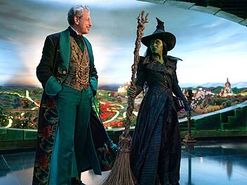 Elphaba (Cynthia Erivo) hat keine Lust, dem Zauberer von Oz (Jeff Goldblum) die Hand zu reichen.