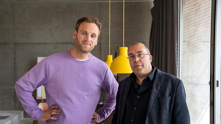 Psychologe Leon Windscheid (links) spricht mit Entwicklungspsychologe Professor Andreas Eickhorst &uuml;ber seine V&auml;terforschung.