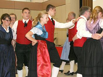 Die  Stöckacher Trachtentanzgruppe legt eine flotte Sohle aufs Parkett.  Fotos: fra-press