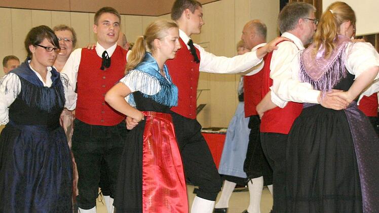 Die  Stöckacher Trachtentanzgruppe legt eine flotte Sohle aufs Parkett.  Fotos: fra-press