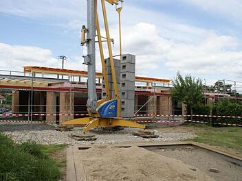 Das steht er, der Rohbau für den Limbacher Kindergarten, ein wenig verborgen hinter viel Grün. Drei Gruppen, eine Krippe, eine Regelgruppe und ein Hort für Schulkinder finden hier Platz. Fotos: Sabine Weinbeer