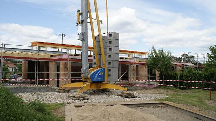 Das steht er, der Rohbau für den Limbacher Kindergarten, ein wenig verborgen hinter viel Grün. Drei Gruppen, eine Krippe, eine Regelgruppe und ein Hort für Schulkinder finden hier Platz. Fotos: Sabine Weinbeer