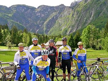 Die Kulmbacher Trampel-Truppe vor malerischer Bergkulisse in Bohinj - von links: Jürgen Holzmann, Reinhard Eber, Willy Kastner, Dietmar Grampp, Konrad Witzgall und Günther Geuther. Fotos: privat