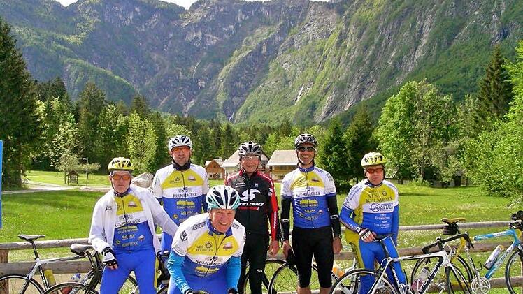 Die Kulmbacher Trampel-Truppe vor malerischer Bergkulisse in Bohinj - von links: Jürgen Holzmann, Reinhard Eber, Willy Kastner, Dietmar Grampp, Konrad Witzgall und Günther Geuther. Fotos: privat