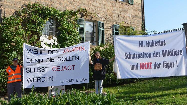 Stummer Protest: Am Eingang zur Oberen Saline demonstrierten Tierschützer gegen die Jagd.  Foto: Peter Rauch