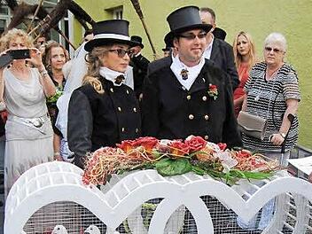 Das Brautpaar Jacqueline Baumann und Florian Herbst darf gleich weiße Brieftauben aufsteigen lassen.  Foto: Helmut Vogler