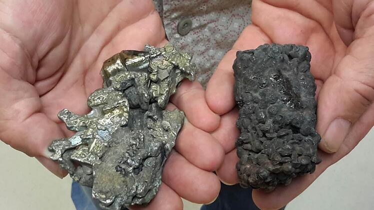 Zeugnisse des Stadtbrandes: Zusammengeschmolzene Schusternägel (rechts) und ein durch Hitze deformiertes Teil einer Kirchenglocke. Foto: Rolf Pralle