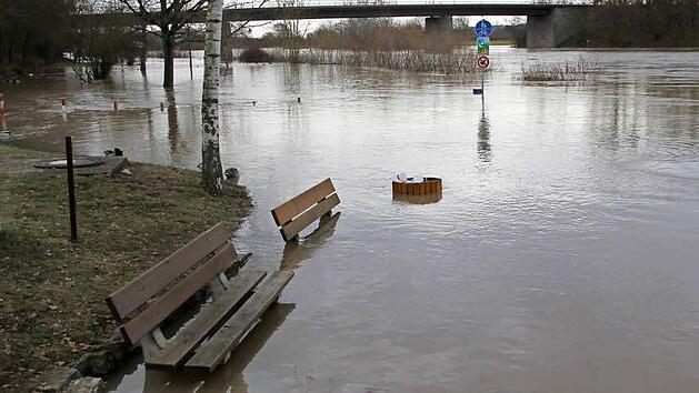 Um dieses Areal geht es in der Vorplanung f&uuml;r den Hochwasserschutz in Ha&szlig;furt: um den Bereich zwischen Mainbr&uuml;cke und Kl&auml;ranlage. Unser Bild von einem fr&uuml;heren Hochwasser entstand nahe der Mainm&uuml;hle, die genau zwischen der Br&uuml;cke und dem Kl&auml;rwerk liegt.  Foto: Klaus Schmitt/Archiv