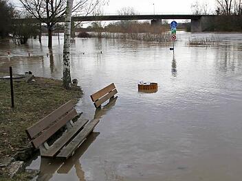 Um dieses Areal geht es in der Vorplanung für den Hochwasserschutz in Haßfurt: um den Bereich zwischen Mainbrücke und Kläranlage. Unser Bild von einem früheren Hochwasser entstand nahe der Mainmühle, die genau zwischen der Brücke und dem Klärwerk liegt.  Foto: Klaus Schmitt/Archiv