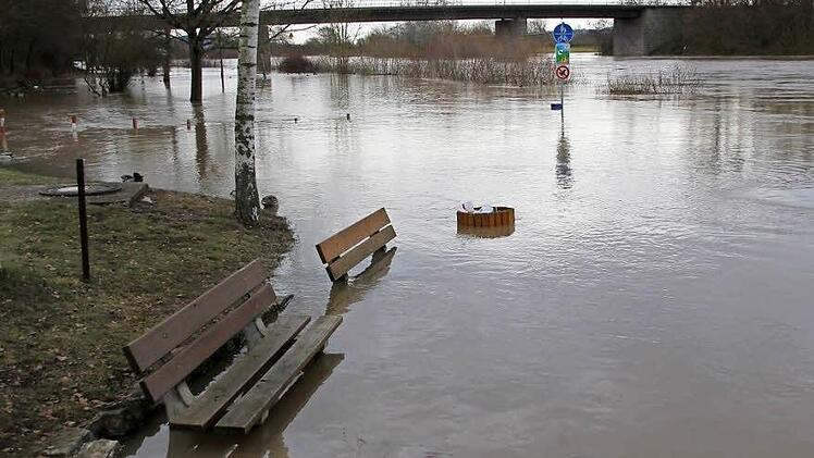 Um dieses Areal geht es in der Vorplanung für den Hochwasserschutz in Haßfurt: um den Bereich zwischen Mainbrücke und Kläranlage. Unser Bild von einem früheren Hochwasser entstand nahe der Mainmühle, die genau zwischen der Brücke und dem Klärwerk liegt.  Foto: Klaus Schmitt/Archiv