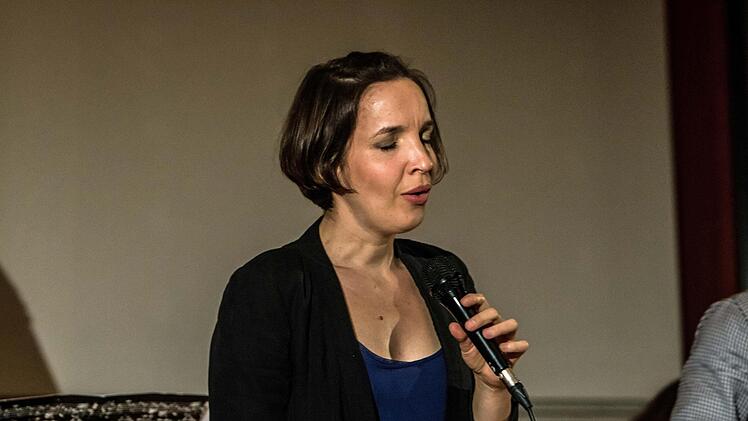 Mit ihrer Band und dem Programm "Jazz it" gastierte die Schlagzeugerin Mareike Wiening im Coburger Contakt.Foto: Jochen Berger