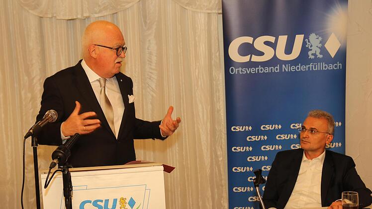 Peter Gauweiler,  der zum 1. Niederfüllbacher Forum extra aus München angereist war, forderte bei seinen Ausführungen mehr Mitbestimmung der Basis bei Entscheidungen und deshalb eine Mitgliederbefragung. Foto: Michael Stelzner