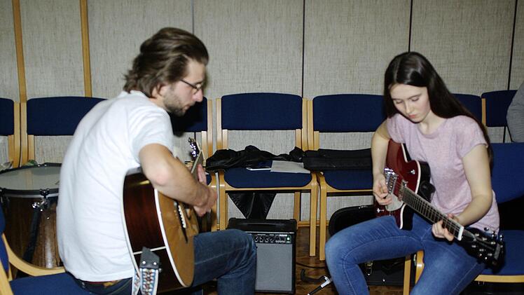 Dozent Benedikt Schlereth trainiert mit Farah Gitarrenläufe.Foto: Winfried Ehling