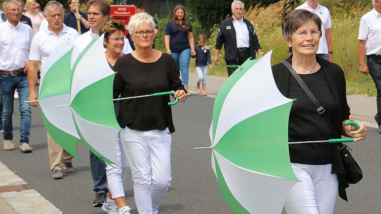 Gut beschirmt zogen die Damen des TSV Großbardorf im Umzug mit. Foto:   Dieter Britz