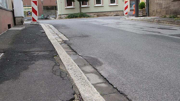 Obwohl dieser Gehsteig in einem miserablen Zustand ist, fällt er nicht ins laufende Sanierungspaket der Innenstadt. Heike Beudert