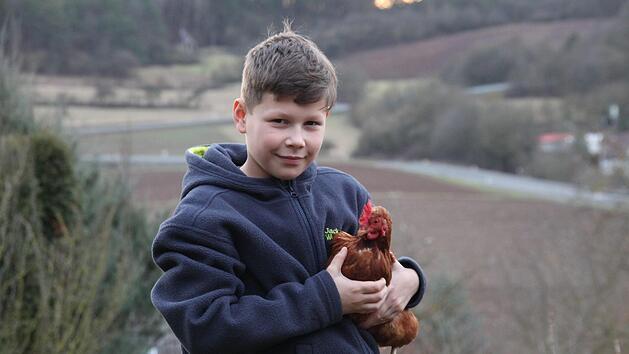 Hannes M&uuml;ller (10) aus N&uuml;dlingen hat letztes Jahr Weihnachten H&uuml;hner bekommen. Die legen jetzt Bioeier f&uuml;r die ganze Familie. Foto: Kerstin V&auml;th