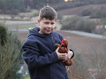 Hannes Müller (10) aus Nüdlingen hat letztes Jahr Weihnachten Hühner bekommen. Die legen jetzt Bioeier für die ganze Familie. Foto: Kerstin Väth