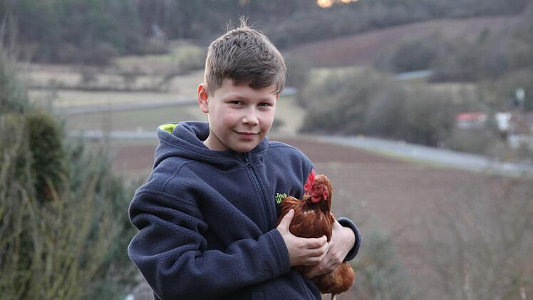 Hannes Müller (10) aus Nüdlingen hat letztes Jahr Weihnachten Hühner bekommen. Die legen jetzt Bioeier für die ganze Familie. Foto: Kerstin Väth