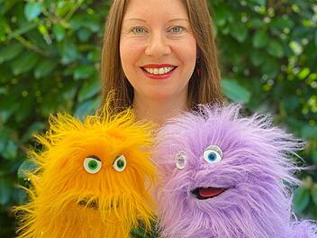 Carolin Sell sorgt mit ihren beiden neuen Handpuppen Quantus und Quadriga übers Internet für Ablenkung. Foto: Matthias Sell