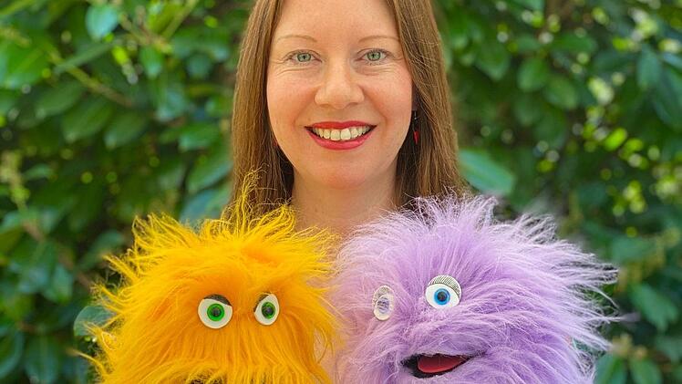Carolin Sell sorgt mit ihren beiden neuen Handpuppen Quantus und Quadriga übers Internet für Ablenkung. Foto: Matthias Sell