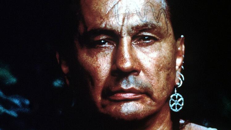 Der Indianerh&auml;uptling Chingachgook (Russell Means) ist der "letzte Mohikaner".