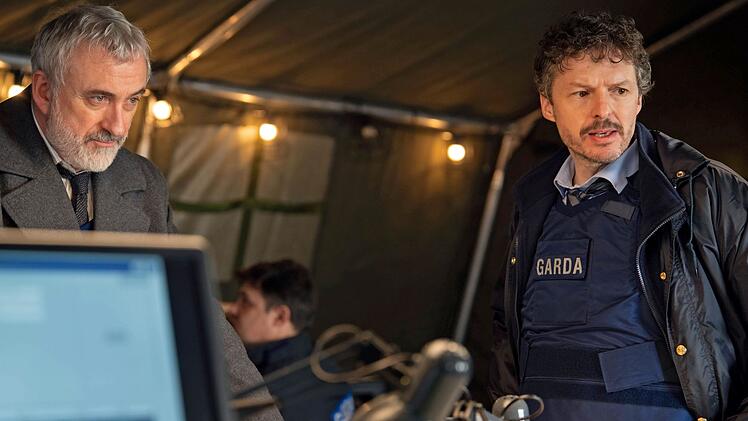 Superintendent Sean Kelly (Declan Conlon, links) zieht den Verhandlungsexperten Daniel McCurren (Richard Clements) hinzu. Der Macho l&auml;sst allerdings keine anderen Meinungen zu und legt sich besonders mit Kriminalpsychologin Cathrin Blake an, die den Narzissmus des Kidnappers erkennt und daher einen ganz anderen Ansatz als McCurren vertritt.
