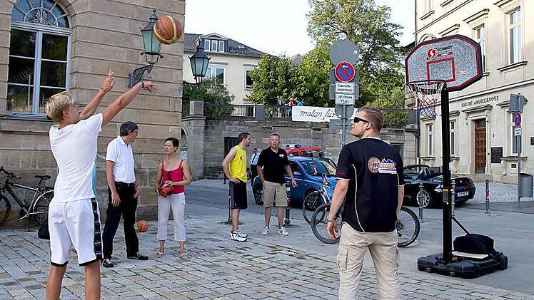 Beim Korbwerfen vor dem Landestheater gab es Karten für das Schauspiel "the Basketball Diaries" zu gewinnen.
