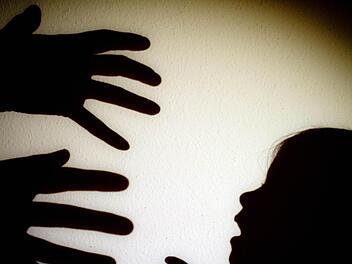 Eine heute 18-Jährige hat den Lebensgefährten ihrer Mutter angezeigt. Der 45-Jährige muss sich nun wegen sexuellen Missbrauchs vor Gerich verantworten. Foto: Patrick Pleul, dpa