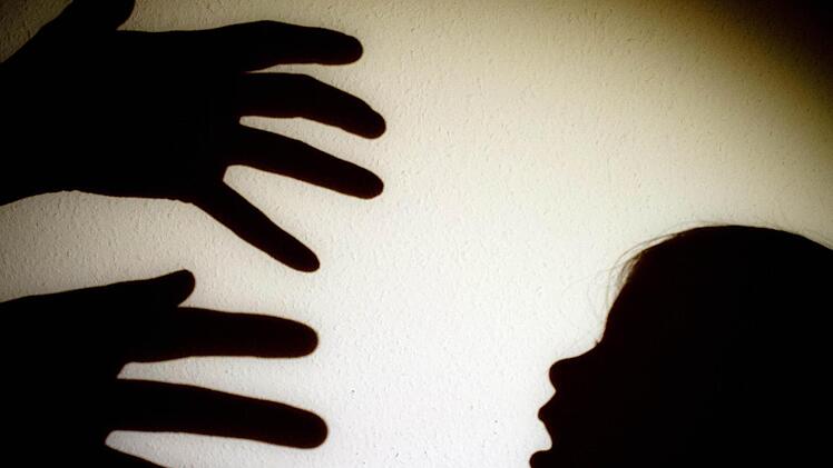 Eine heute 18-Jährige hat den Lebensgefährten ihrer Mutter angezeigt. Der 45-Jährige muss sich nun wegen sexuellen Missbrauchs vor Gerich verantworten. Foto: Patrick Pleul, dpa