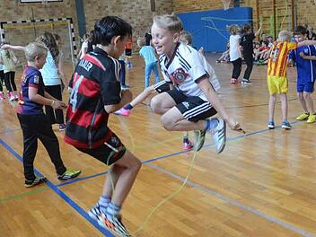 Seilspringen kann man auch zu zweit und in der Gruppe. Hans und Elias (im Vordergrund) von der Klasse 3a haben Spaß beim Duo-Sprung.  Foto: Karl-Heinz Hofman