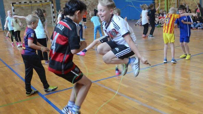 Seilspringen kann man auch zu zweit und in der Gruppe. Hans und Elias (im Vordergrund) von der Klasse 3a haben Spaß beim Duo-Sprung.  Foto: Karl-Heinz Hofman