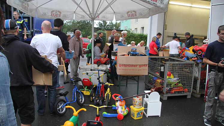 Warteschlangen bei der Spendenaktion der Freiwilligen Feuerwehr Kulmbach. Foto: Sonja Adam
