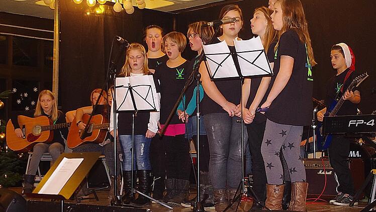 Die "Chaos-Rocker" der Bandklasse 5 sorgten für mächtig Stimmung. Foto: Heike Schülein