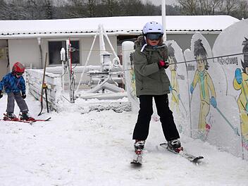 In Neukirchen (Landkreis Coburg) läuft seit Montagnachmittag der Kinderlift am "Gletscher" der WFC. Foto: Berthold Köhler