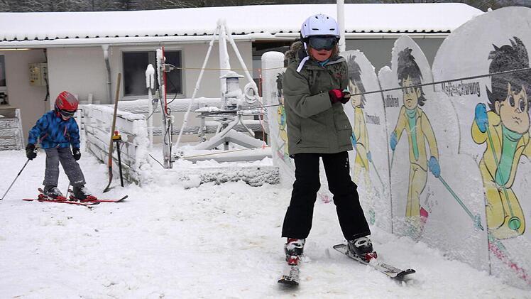 In Neukirchen (Landkreis Coburg) läuft seit Montagnachmittag der Kinderlift am "Gletscher" der WFC. Foto: Berthold Köhler
