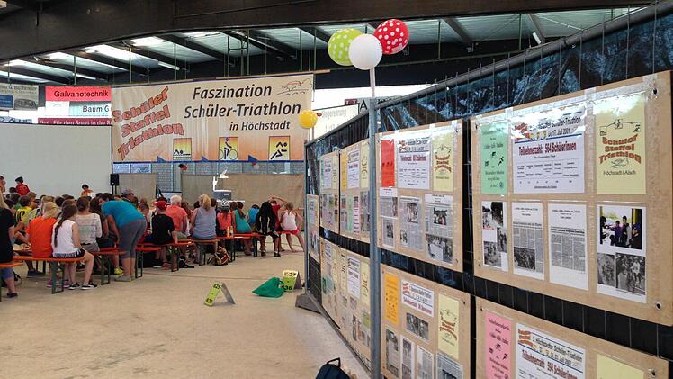 In der Eishalle waren Presseberichte aus den bisherigen 16 Ausgaben des Höchstadter Schüler-Triathlons zu begutachten.  Foto: Daniel Ruppert