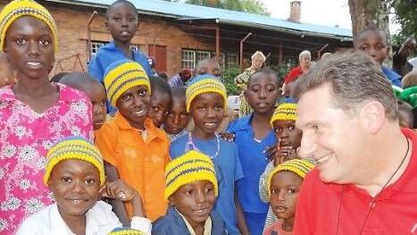 Um möglichst vielen Kindern die Teilnahme am großen afrikanischen Kinderfest zu ermöglichen, bittet Dekan Dr. Andreas Krefft um Unterstützung. 3,50 Euro sind pro Kind notwendig.  Foto: Marion Eckert