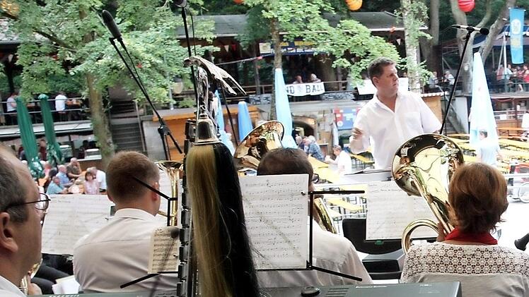 Die Ehemaligen lockten am Sonntag die Besucher auf die Keller.  Foto: Richard Sänger