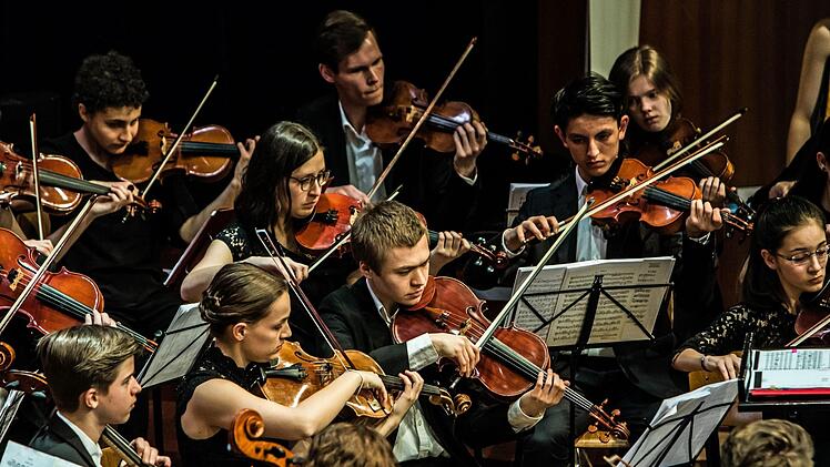 Das Jugendsymphonieorchester Oberfranken unter Leitung von Till Fabian Weser beeindruckte das Publikum im Coburger Kongresshaus mit begeisterndem Musizieren.Foto: Jochen Berger