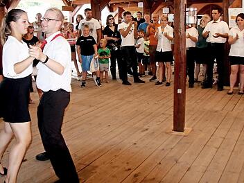 Bei der Kairlindacher Kerwa wird noch Walzer getanzt, hier von den Geschwistern Christina und Daniel Mulzer. Foto: Richard Sänger