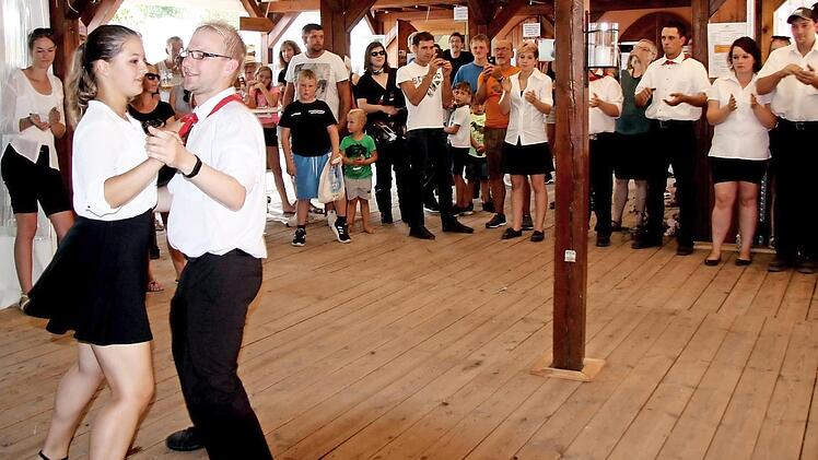 Bei der Kairlindacher Kerwa wird noch Walzer getanzt, hier von den Geschwistern Christina und Daniel Mulzer. Foto: Richard Sänger