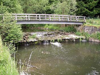 Der Absturz am Biegenwehr vor Beginn der Umgestaltung