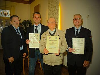 Vorsitzender Manfred Löffler gratulierte Mario Kuchenbrod, Walter Schaupp und Herbert Baus zu ihren vielen Jahren der Mitgliedschaft bei der KSK.  Foto: Gerd Schaar