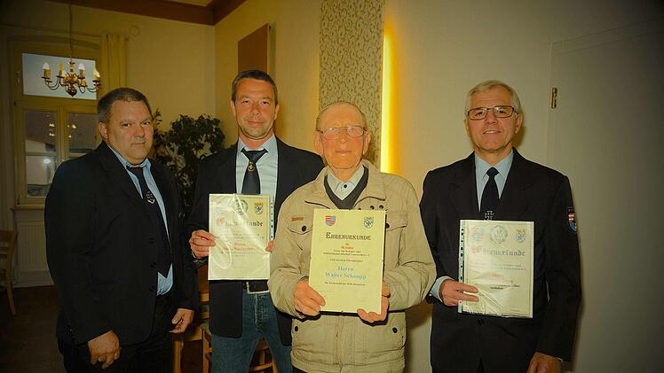 Vorsitzender Manfred Löffler gratulierte Mario Kuchenbrod, Walter Schaupp und Herbert Baus zu ihren vielen Jahren der Mitgliedschaft bei der KSK.  Foto: Gerd Schaar