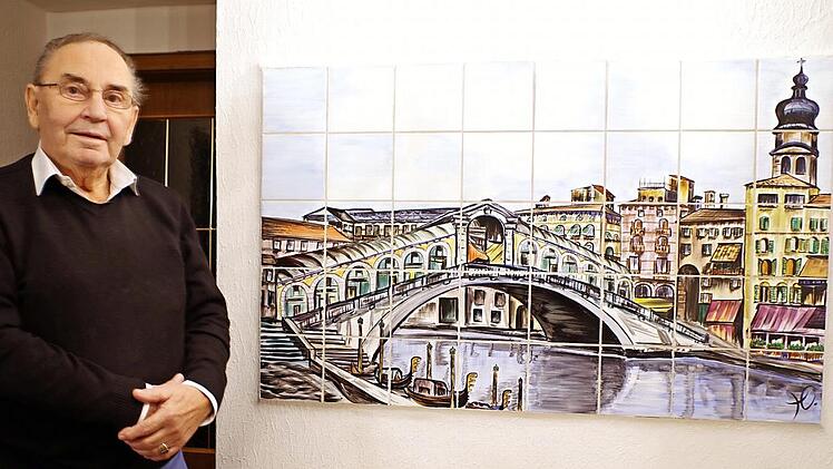 Besonders stolz ist er auf die Rialtobrücke in Venedig im Flur seines Wohnhauses  Fotos: Dölling, Kronach