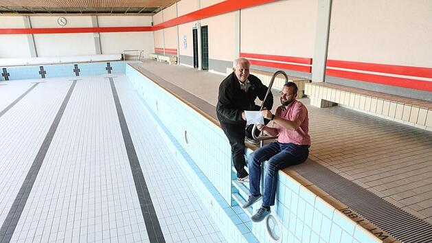 Michael D&uuml;tsch (rechts) mit seinem Amtsvorg&auml;nger Johann Pfister vor einem Jahr im sanierungsbed&uuml;rftigen Bischberger Hallenbad. Archivbild: Barbara Herbstc