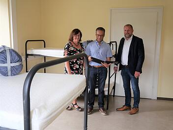 W&uuml;rzburg: Landrat sendet dramatischen Hilferuf: "Gesamtes Asyl-System l&auml;uft &uuml;ber"