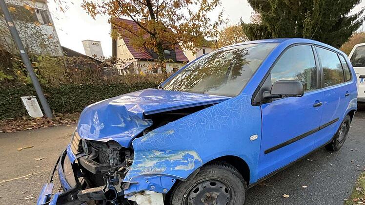 B85: Unfall-Fahrer l&auml;sst sein Auto einfach zur&uuml;ck &ndash; und verschwindet